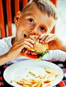 niño-comiendo-bocadillo